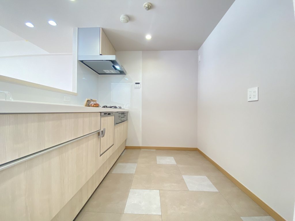 【キッチン】広いキッチンスペースは、白とグレーの床材でリズミカルに演出しています。華やかな印象が素敵な空間です。