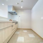 【キッチン】広いキッチンスペースは、白とグレーの床材でリズミカルに演出しています。華やかな印象が素敵な空間です。