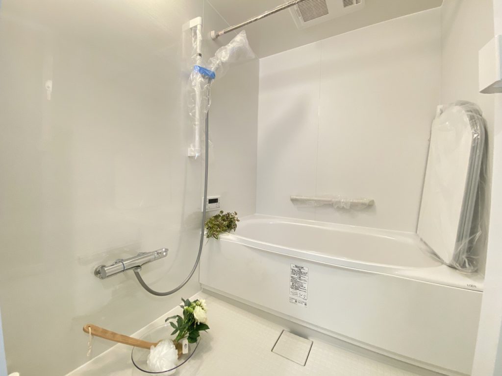 【浴室】寛げる浴室は、追い炊き機能、浴室換気乾燥機能付きで快適にお使いいただけます。ホワイトで統一されたバスルームはスタイリッシュな印象です。