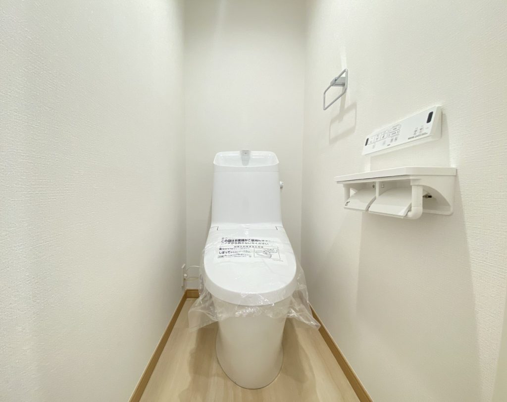 【トイレ】清潔感のあるトイレはウォシュレット一体型になっています。