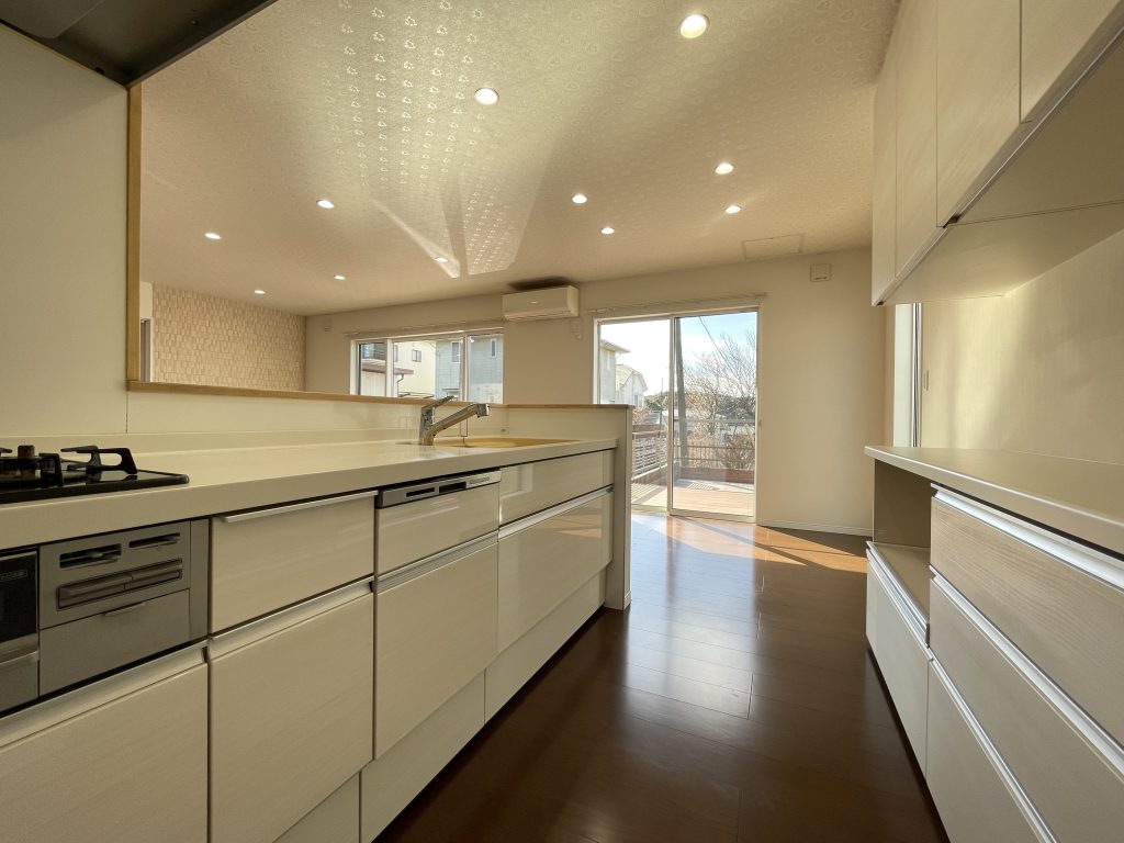 【キッチン】オープンキッチンなので、空間が広く感じられます。食洗器がついています。