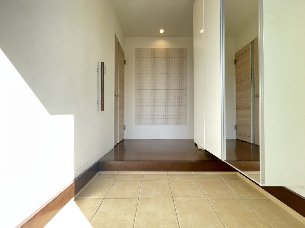 【玄関】玄関の壁面はエコカラット仕様になっています。調湿機能、消臭機能に優れています。