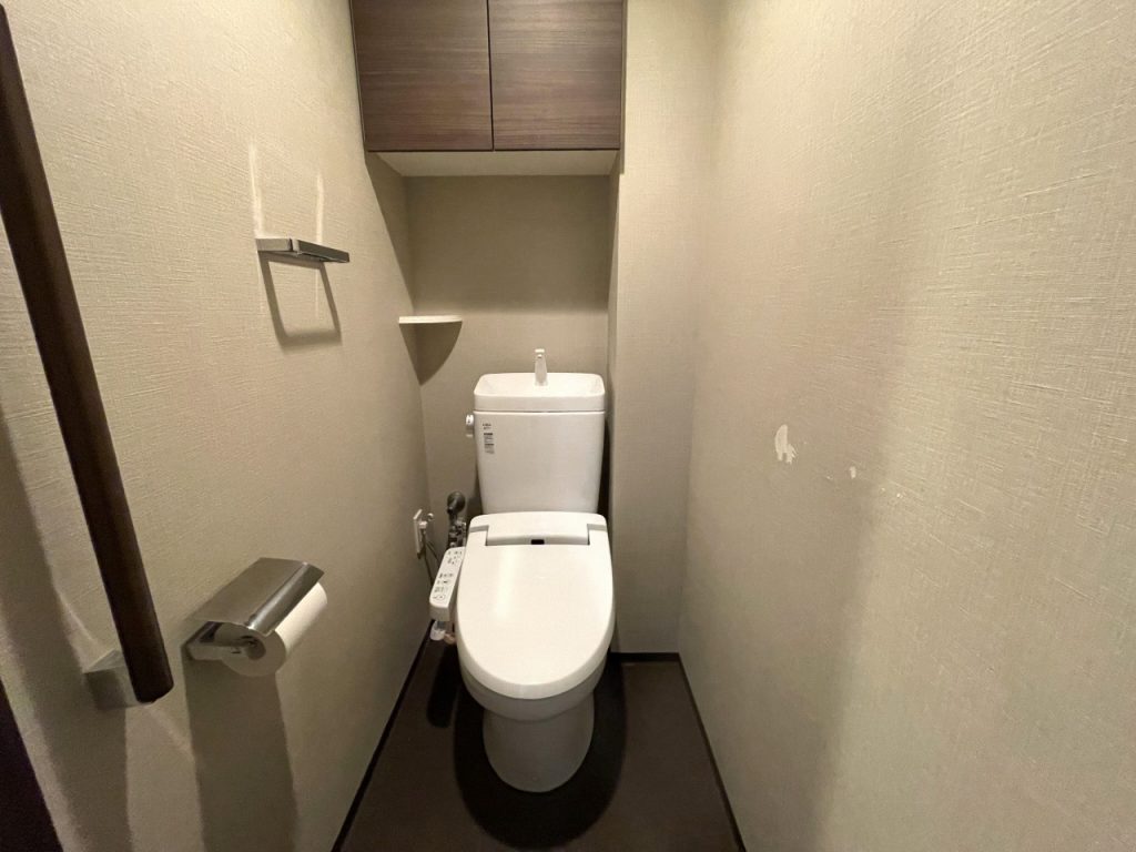 【トイレ】トイレ内に収納にも収納があります。ストックを置いておけるので便利です。