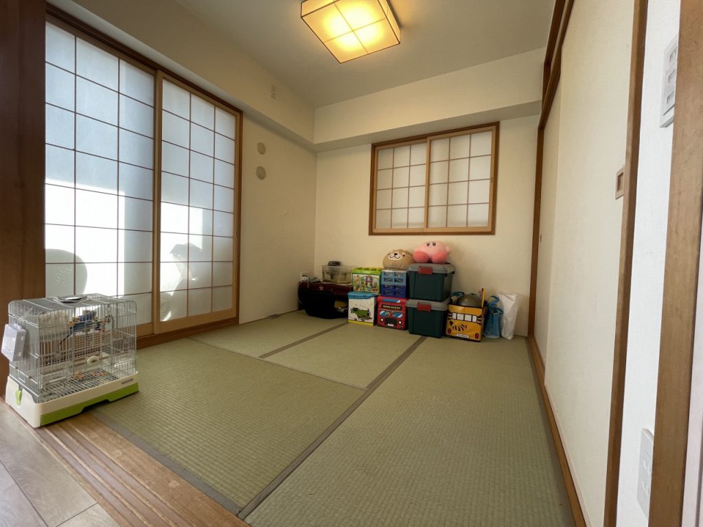 【和室】6帖の広さの和室が有ります。お子様のお昼寝や遊び場、客間として便利にお使いいただけます。
