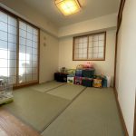 【和室】6帖の広さの和室が有ります。お子様のお昼寝や遊び場、客間として便利にお使いいただけます。