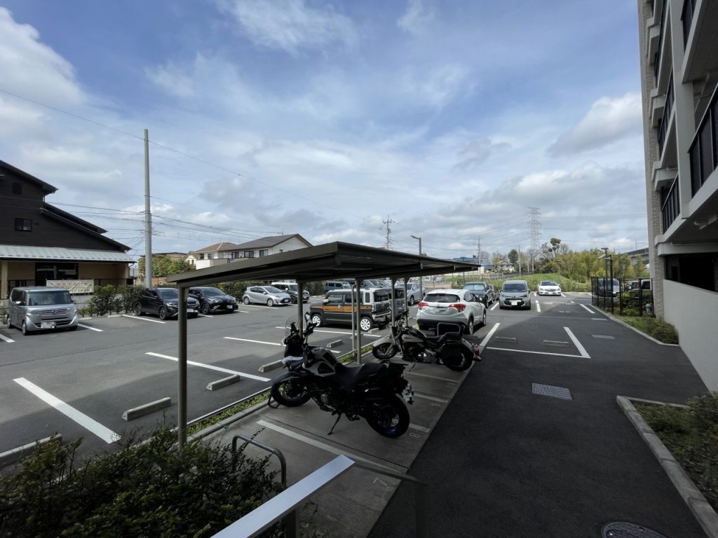 【駐車場】 駐車場も様子です。空き状況は随時ご確認ください。