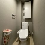 【トイレ】 トイレにも収納があります。扉が付いているので、見えない収納が可能です。トトイレットペーパーやお掃除シートなどを収納できます。