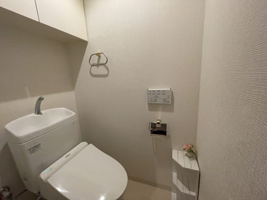 【トイレ】 トイレ内にも収納があります。トイレットペーパー等の収納に便利です。