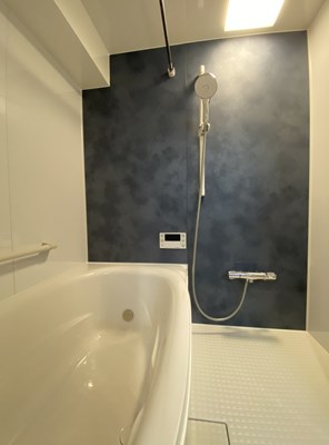 【浴室】 寛げる浴室は、オートバス、追い炊き機能、浴室換気乾燥機能付きで快適なバスタイムをお過ごしいただけます。