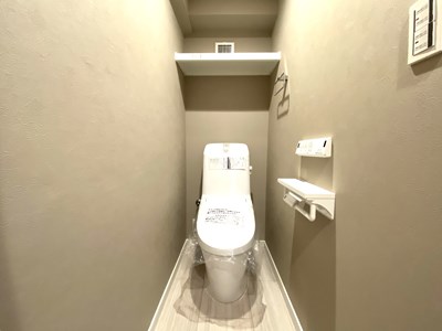 【トイレ】 清潔感のあるトイレはウォシュレット一体型になっています。トイレ内にも収納があるので、トイレットペーパーやクリーナーの収納に便利です。