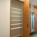 【玄関】 シューズボックス横にある大型の廊下収納の様子です。棚板は可動式なので、収納するものに合わせて高さが自由に変えられます。