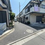 【前面道路】 スーパー、コンビニ至近、小学校や病院も徒歩圏内にあります。