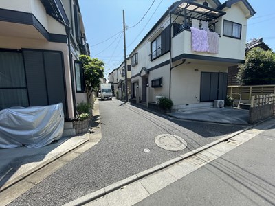 【前面道路】 スーパー、コンビニ至近、小学校や病院も徒歩圏内にあります。