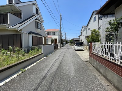 【前面道路】 全面道路の様子です。接道は東側、公道、幅員4.5ｍ。