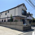 【現地】 LDKは約11帖の広さ、グルニエ（小屋裏収納）、出窓5か所、全居室に収納があります。