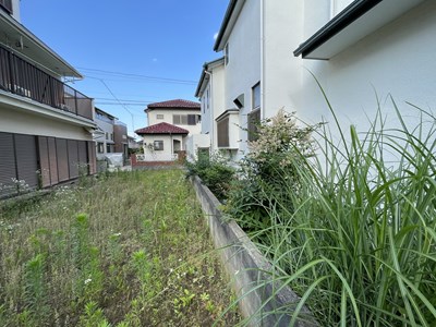 【現地境界】 南側隣接地の様子になります。