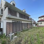 【現地古家】 建物の南側から撮影しました。設備は、公営水道、都市ガス、公共下水が整っています。古家1階部分は、75.78平米、2階部分は、63.77平米。詳細は担当からご案内いたします。