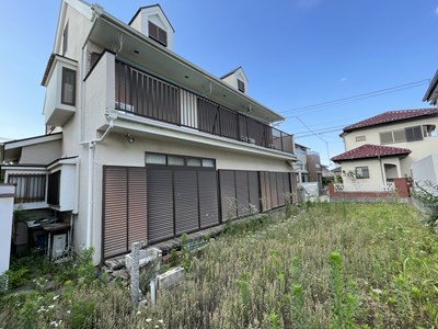 【現地古家】 建物の南側から撮影しました。設備は、公営水道、都市ガス、公共下水が整っています。古家1階部分は、75.78平米、2階部分は、63.77平米。詳細は担当からご案内いたします。