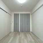 【洋室】 洋室は3部屋あります。全てのお部屋に収納があります。ウォークインクローゼットや大型の壁面収納があるので、衣類だけでなく、寝具や大きなスーツケースもたっぷり収納できます。