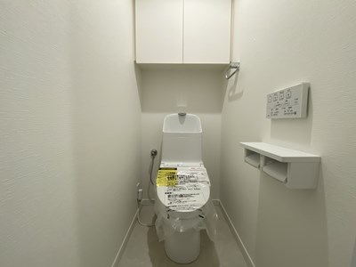 【トイレ】 トイレ内にも収納が付いています。トイレットペーパーのストックやトイレのお掃除シートなどを収納していただけます。