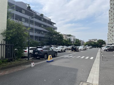 【駐車場】 駐車場の様子です。月額15000円。空き状況は随時ご確認をお願い致します。