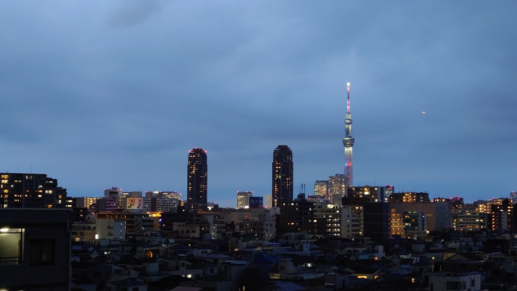 【夜景】 2024年8月6日撮影。ゲリラ豪雨の後なので少し雲が残ってしまいました。日替わりで変化するスカイツリーのライトアップはとても幻想的で時間を忘れて見惚れてしまいます。ぜひお問い合わせください。