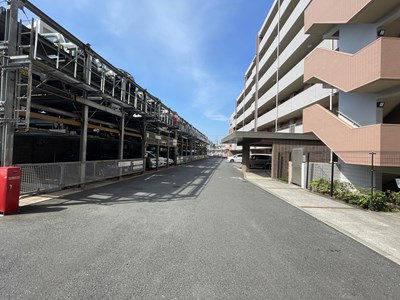 【駐車場】 機械式駐車場の様子です。月額900円～6000円。空き状況は随時ご確認をお願い致します。