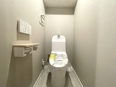 【トイレ】 清潔感のあるトイレはウォシュレット一体型になっています。トイレ内にも収納がありあます。トイレットペーパーやお掃除シートの収納にお使いいただけます。