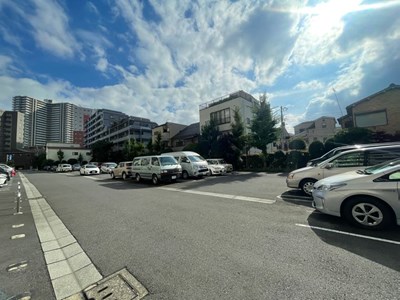 【駐車場】 駐車場の様子です。バイク置き場、駐輪場もあります。空き状況は随時ご確認をお願い致します。