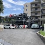 【駐車場】 敷地内の駐車場の様子です。平置きと機械式があります。月額は、6000円～9000円になります。空き状況は随時ご確認をお願い致します。