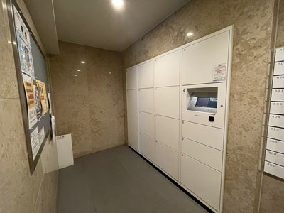 【宅配ボックス】 宅配ボックス完備。不在時にも荷物の受け取りができるので便利です。