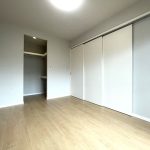 【収納】 3部屋全てのお部屋に収納がついています。クローゼット2か所、ウォークインクローゼット1か所あります。