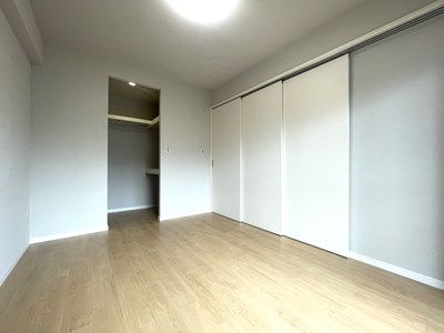 【収納】 3部屋全てのお部屋に収納がついています。クローゼット2か所、ウォークインクローゼット1か所あります。