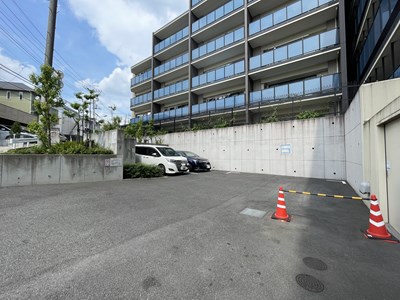 【駐車場】 敷地内の駐車場の様子です。平置きと機械式があります。月額は、6000円～9000円になります。空き状況は随時ご確認をお願い致します。