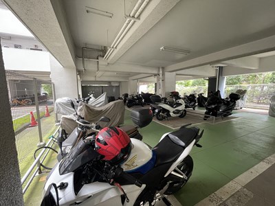 【バイク置き場】 バイク置き場の様子です。125ｃｃまで月額　2000円、126ｃｃ以上は月額3000円。空き状況は随時ご確認をお願い致します。