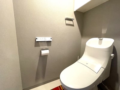 【トイレ】 トイレの様子です。トイレ内にも収納があります。トイレットペーパー等のストックを収納していただけます。