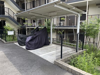 【バイク置場】 バイク置き場の様子です。月額は、2000円になります。空き状況は随時ご確認をお願い致します。