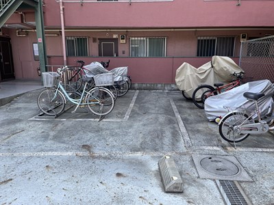 【駐輪場・バイク置き場】 駐輪場の様子です。月額　300円になります。バイクは、原付月額　300円、中型月額500円、大型月額700円です。空き状況は随時ご確認をお願いいたします。