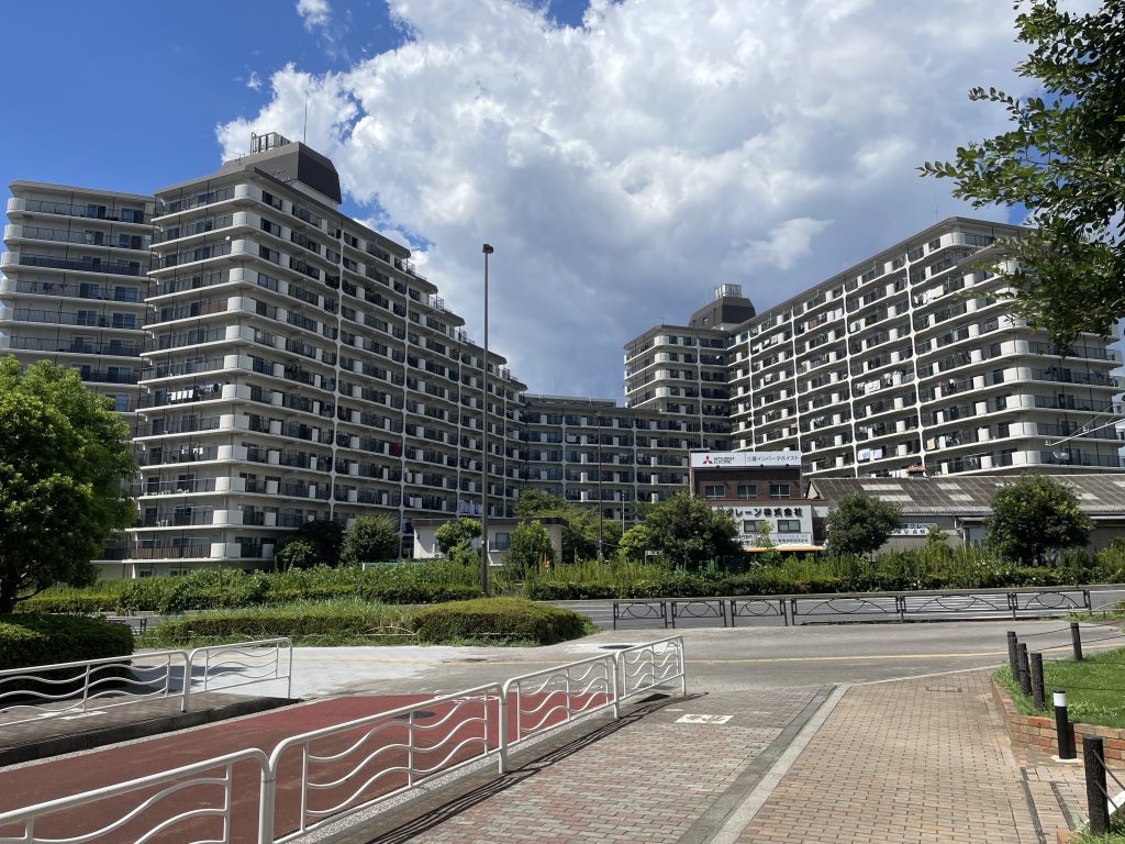 【外観】 東大島駅徒歩4分、小学校もスーパーも徒歩圏内にある便利な立地。東向きの部屋のご案内になります。お気軽にお問い合わせください。