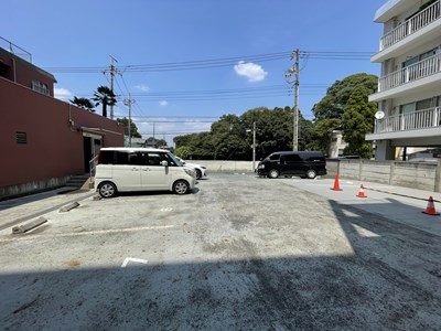 【駐車場】 駐車場の様子です。月額　10000円になります。空き状況は随時ご確認をお願いいたします。