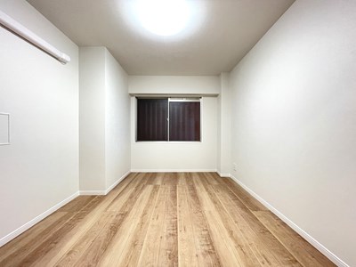 【洋室】 洋室は3部屋あります・全てのお部屋にウォークインクローゼットがあります。家具を置かなくてもいいので、お部屋を広く使うことができるのも嬉しいですね。是非ともお問合せください。