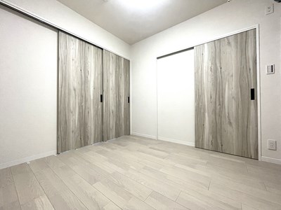 【洋室】 洋室は3部屋あります。全てのお部屋に収納が付いているので、家具を置かずにたくさんの洋服を収納していただけます。