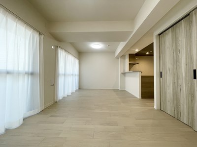 【リビング】 5階建ての最上階のお部屋です。日当たりも風通しも良好。ぜひ現地をご覧いただければと思います。お問い合わせをお待ちしております。