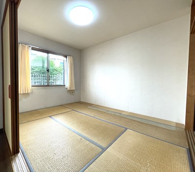 【和室】 リビングに隣接するお部屋は和室になっています。6帖の広さがあります。押し入れスペースがあります。