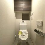 【トイレ】 清潔感もあるトイレはウォシュレット一体型になっています。扉付きの収納があるので、トイレットペーパーなどを置いておくことができます。