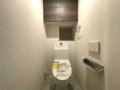 【トイレ】 清潔感もあるトイレはウォシュレット一体型になっています。扉付きの収納があるので、トイレットペーパーなどを置いておくことができます。