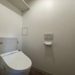 【トイレ】 トイレの様子です。トイレ内にもオープン棚の収納が付いています。洗剤やトイレットペーパー等の備品を置いておけるので便利です。