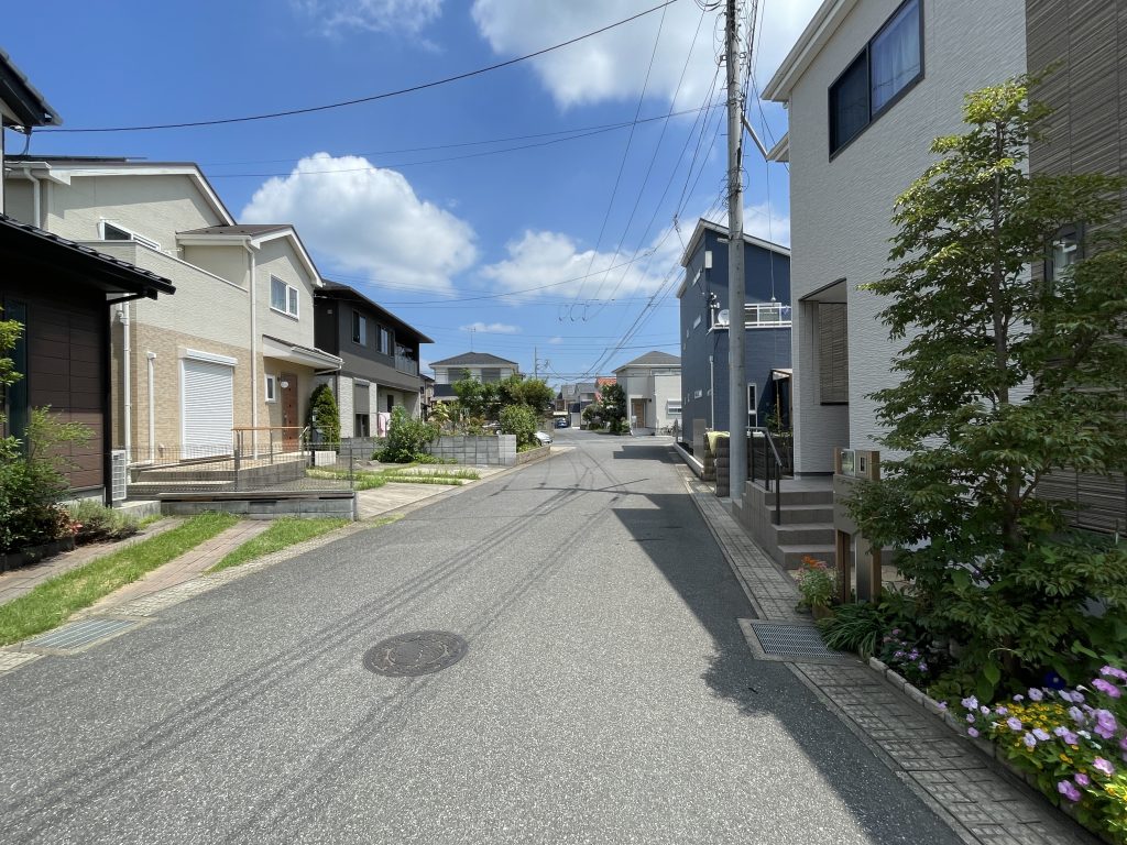 【前面道路】 南側道路の様子です。