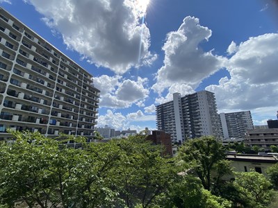 【眺望】 バルコニーからの眺望。大きな青空が目の前に広がっていて開放感があります。