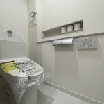 【トイレ】 トイレ内には、ニッチとカウンターをプランニング。トイレットペーパーが置ける奥行を確保しているので、収納としてもお使いいただけます。